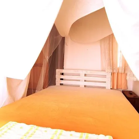 Central, Stylish, 2br, 2bathr, Fast Wifi, Fr-parking, Terrace & Garden