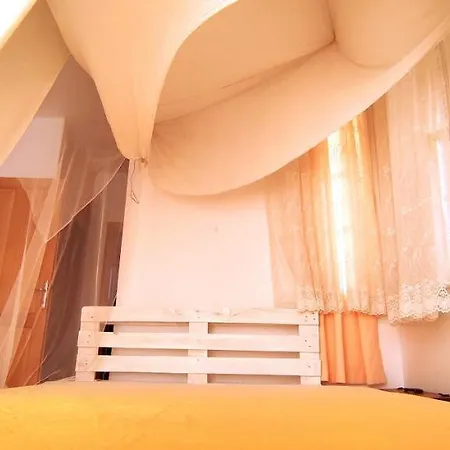 Central, Stylish, 2br, 2bathr, Fast Wifi, Fr-parking, Terrace & Garden *