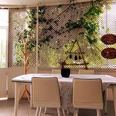 ヴィラ Central, Stylish, 2br, 2bathr, Fast Wifi, Fr-parking, Terrace & Garden *