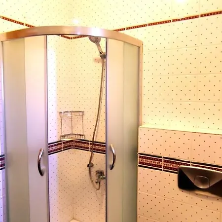 Central, Stylish, 2br, 2bathr, Fast Wifi, Fr-parking, Terrace & Garden
