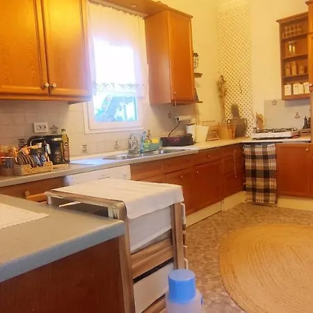 Central, Stylish, 2br, 2bathr, Fast Wifi, Fr-parking, Terrace & Garden Villa